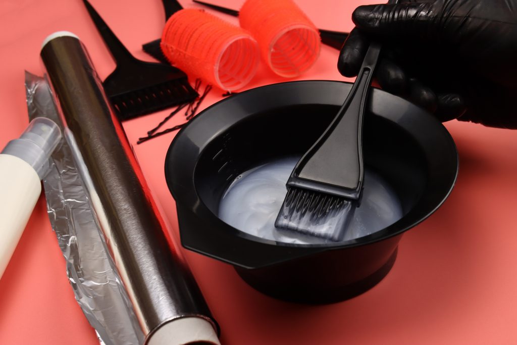 Inverno 2025: il colore dei capelli punta alla naturalezza e al benessere. Castani caldi, biondi morbidi e rossi ramati illuminano la stagione, con formule delicate che proteggono la chioma. Scopri le tendenze colore e i servizi che valorizzano ogni look in modo naturale e raffinato.