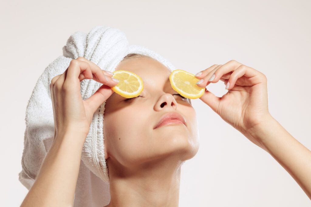 La nuova tendenza beauty non parla di perfezione, ma di autenticità.
 “Skinimalism 2.0” celebra la pelle per quella che è: luminosa, curata, reale.