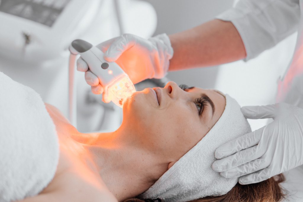 I trattamenti di estetica avanzata non invasiva stanno rivoluzionando il settore, unendo innovazione e competenze della dermatologia e della cosmetologia.