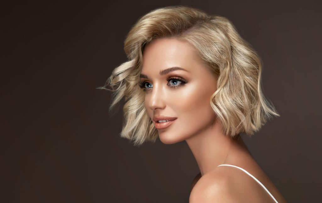 Linee morbide, volumi naturali e uno stile che valorizza l’autenticità: la nuova tendenza hair punta su un’eleganza spontanea, facile da vivere ogni giorno. Un’acconciatura attuale che unisce praticità e raffinatezza, rispecchiando il desiderio di bellezza semplice ma curata.