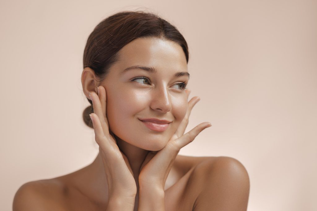 Bellezza e benessere si incontrano in nuovi rituali sensoriali e trattamenti personalizzati. Scopri come questa tendenza sta trasformando il mondo dell’estetica.