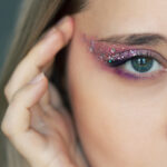 Il trucco glitter: luce e stile per le feste