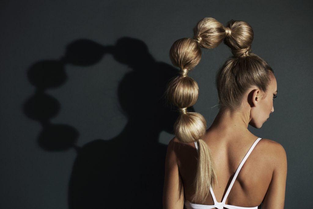 Il Bubble Ponytail trasforma la classica coda di cavallo in un look originale e dinamico. Le sezioni a “bolle” donano movimento e stile, unendo praticità e creatività in un’acconciatura versatile e moderna.